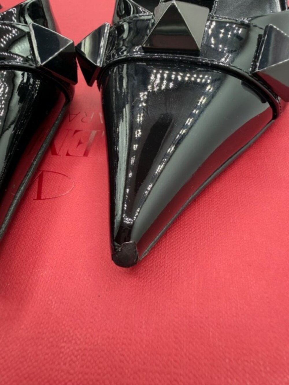 VALENTINO STUD PATENT LEATHER PUMPS - Picture 4 of 14